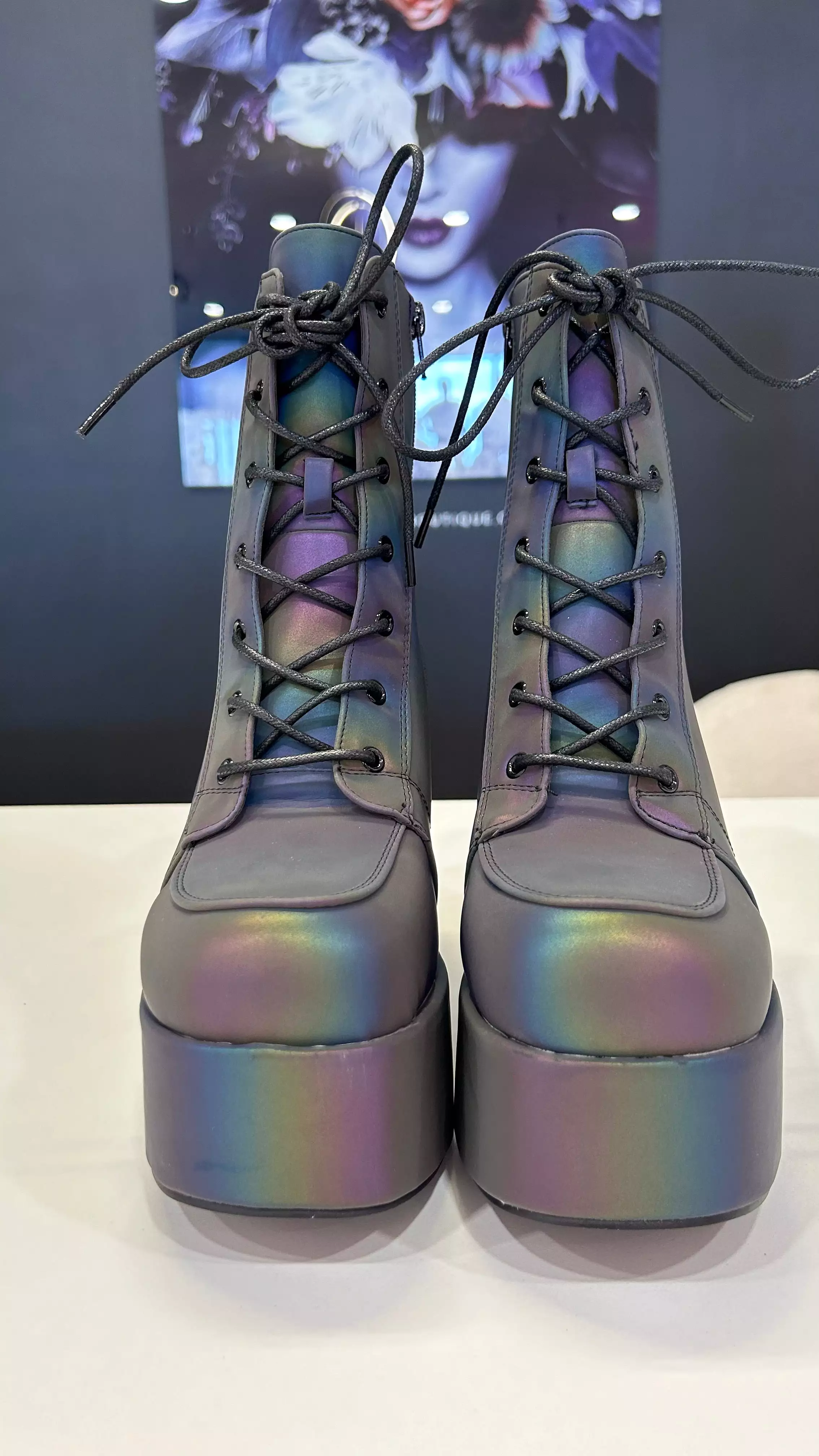 BOTAS CON PLATAFORMA GRUESA CON CORDONES REFLECTANTES PARA MUJER