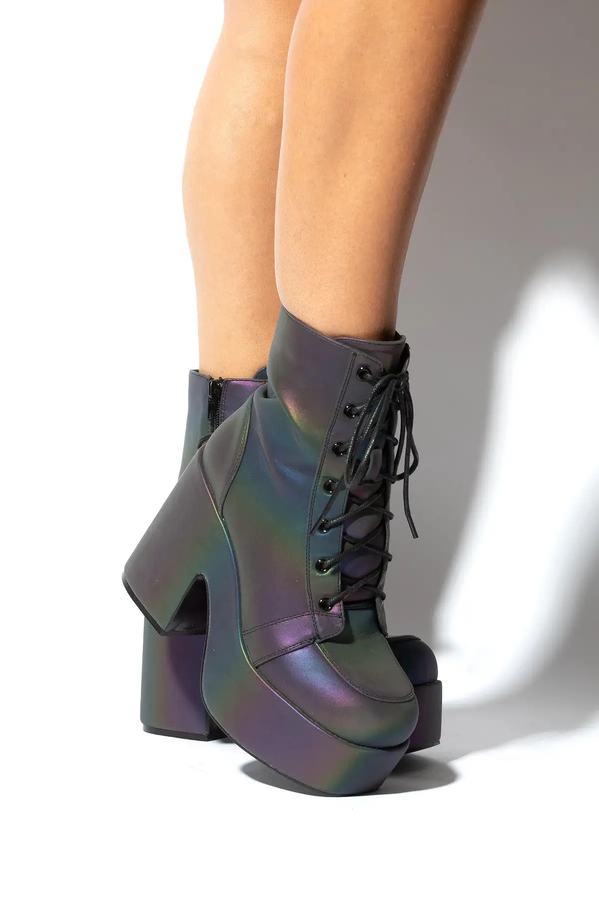 BOTAS CON PLATAFORMA GRUESA CON CORDONES REFLECTANTES PARA MUJER